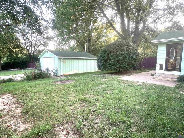 1105 NW Sunset LN, Topeka, KS 66618