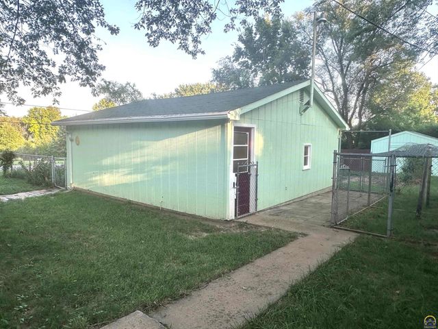 1105 NW Sunset LN, Topeka, KS 66618