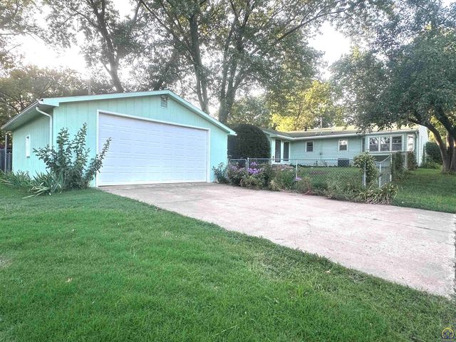 1105 NW Sunset LN, Topeka, KS 66618