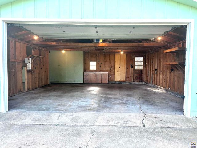 1105 NW Sunset LN, Topeka, KS 66618