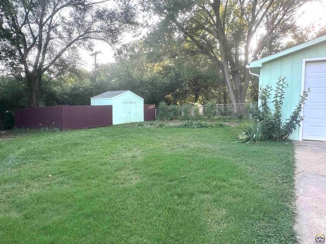 1105 NW Sunset LN, Topeka, KS 66618