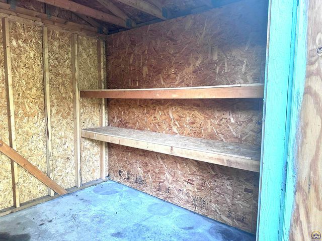 1105 NW Sunset LN, Topeka, KS 66618