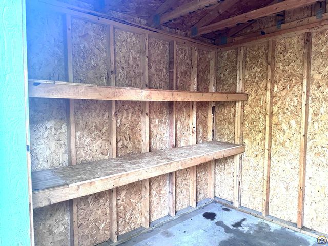 1105 NW Sunset LN, Topeka, KS 66618