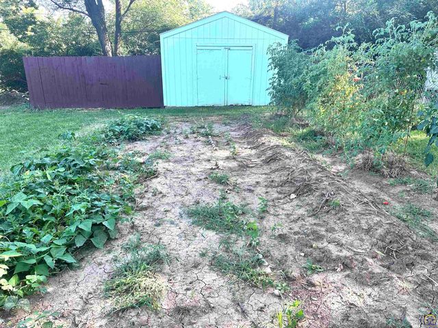 1105 NW Sunset LN, Topeka, KS 66618