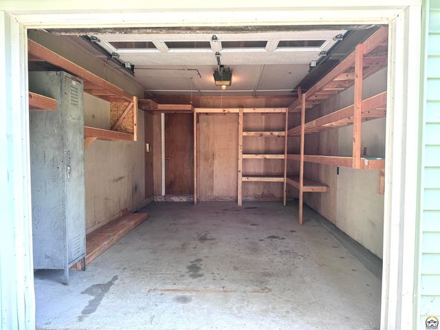 1105 NW Sunset LN, Topeka, KS 66618