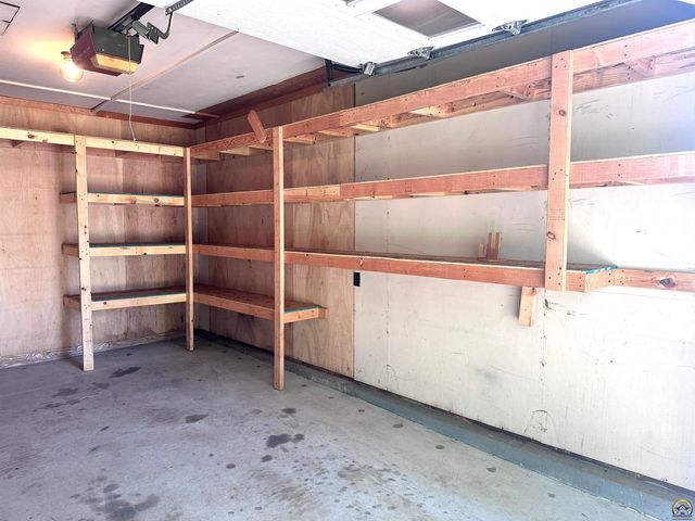 1105 NW Sunset LN, Topeka, KS 66618