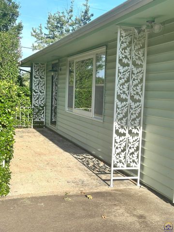 1105 NW Sunset LN, Topeka, KS 66618