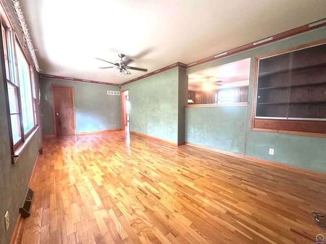 1105 NW Sunset LN, Topeka, KS 66618