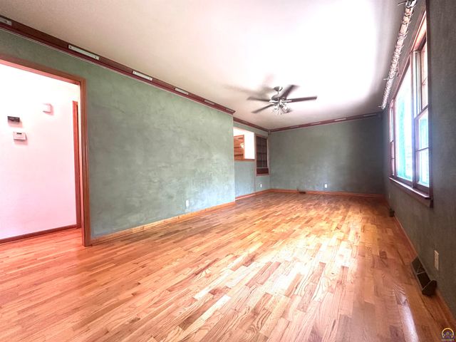 1105 NW Sunset LN, Topeka, KS 66618