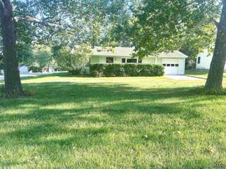 1105 NW Sunset LN, Topeka, KS 66618