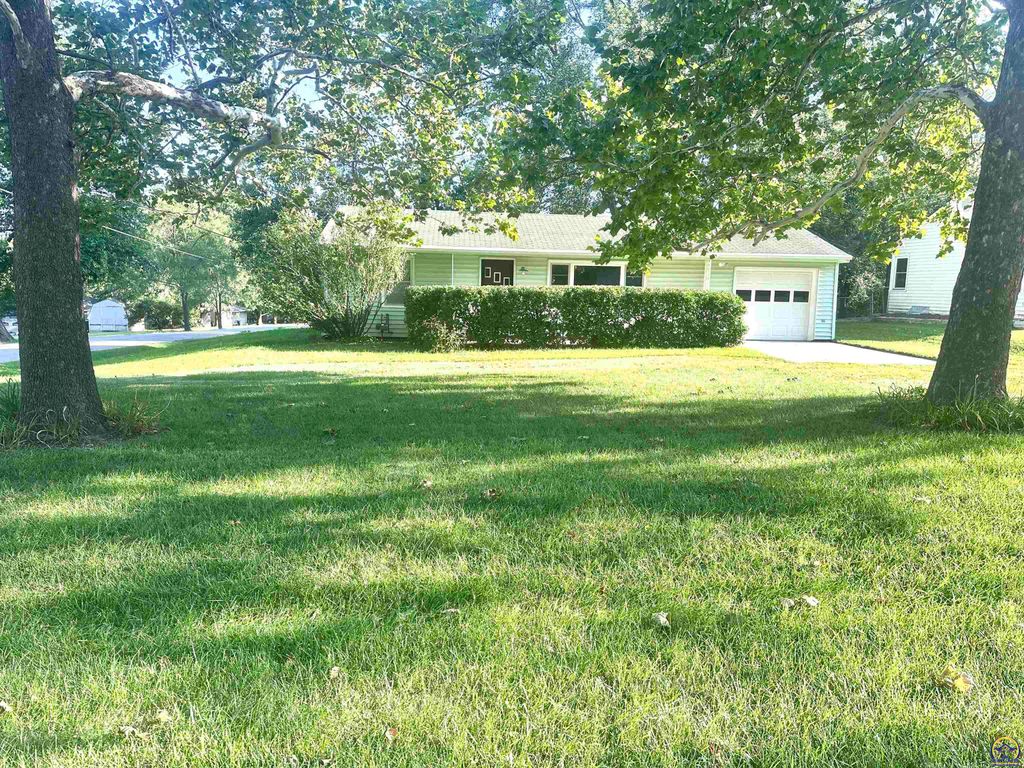 1105 NW Sunset LN, Topeka, KS 66618