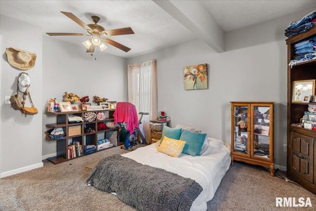 2277 E Converse Avenue, Grandview, IL 62702