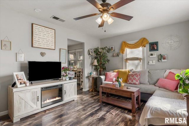 2277 E Converse Avenue, Grandview, IL 62702