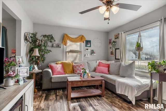 2277 E Converse Avenue, Grandview, IL 62702