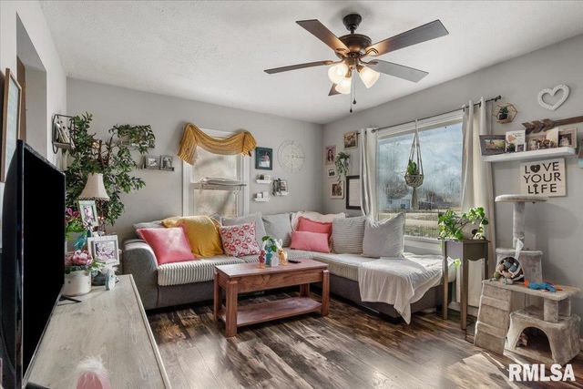 2277 E Converse Avenue, Grandview, IL 62702