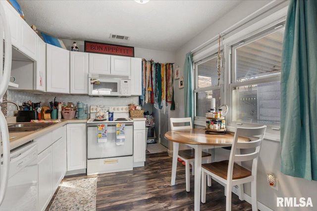 2277 E Converse Avenue, Grandview, IL 62702