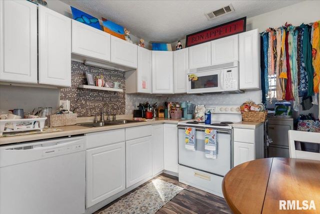 2277 E Converse Avenue, Grandview, IL 62702