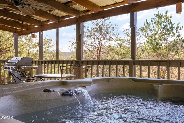 1483 Honey Oaks Way, Sevierville, TN 37876