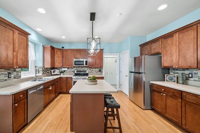 115 Pineridge Drive S, Oswego, IL 60543