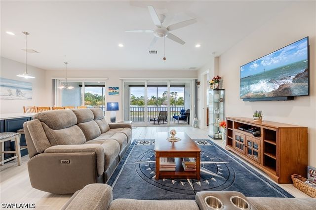 2555 Seychelles DR 406, Naples, FL 34112