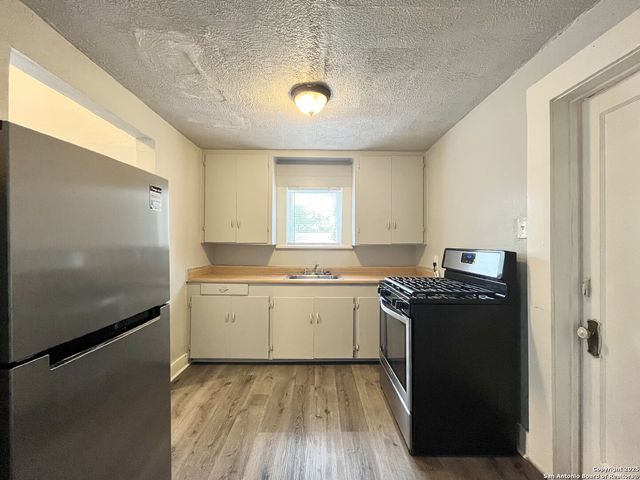 319 Army Blvd Apt 4, San Antonio, TX 78215