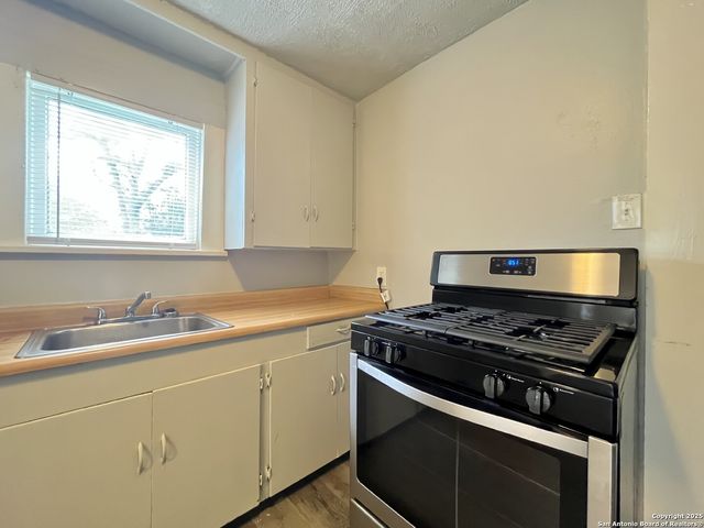 319 Army Blvd Apt 4, San Antonio, TX 78215