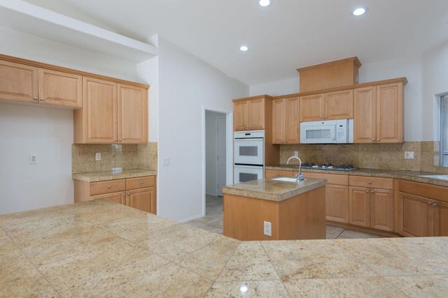 74137 Academy Lane E, Palm Desert, CA 92211