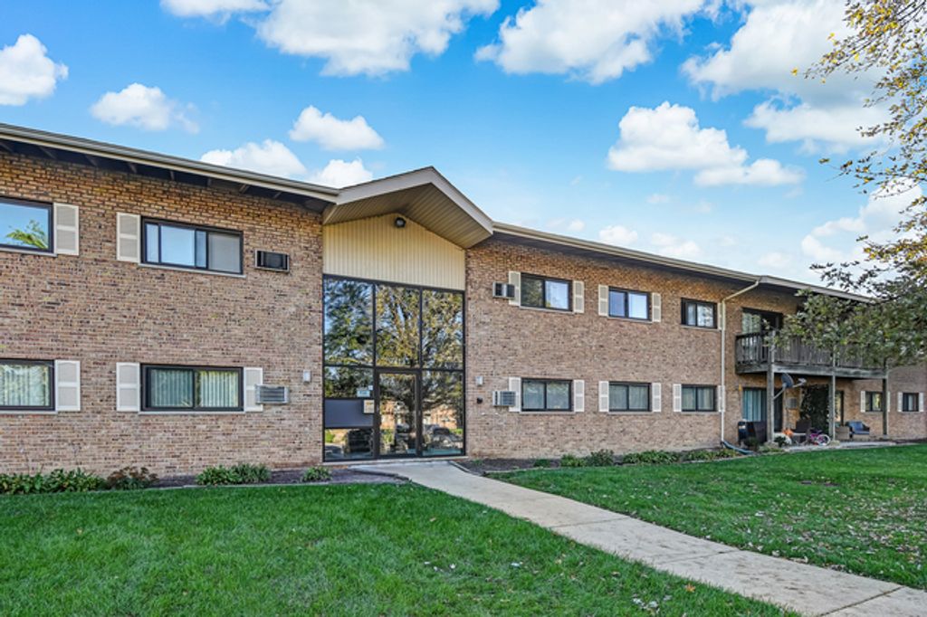 7413 BROOKDALE Drive 207, Darien, IL 60561