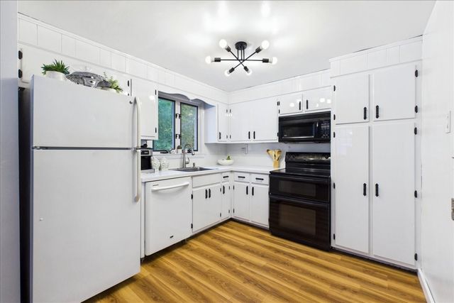 25 Oakview Cir, Medway, MA 02053