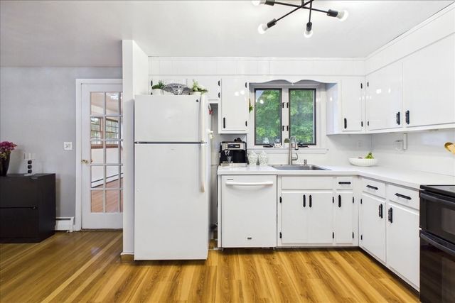 25 Oakview Cir, Medway, MA 02053