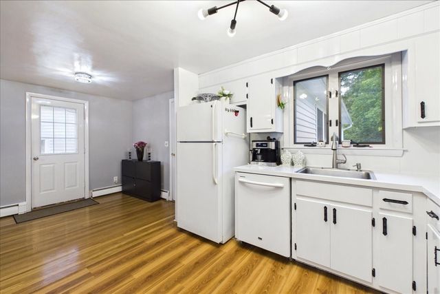 25 Oakview Cir, Medway, MA 02053