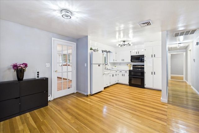 25 Oakview Cir, Medway, MA 02053