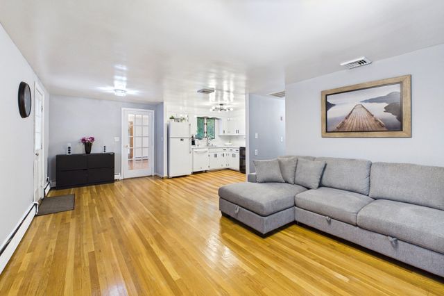 25 Oakview Cir, Medway, MA 02053