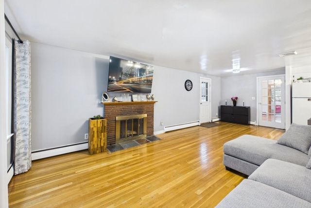 25 Oakview Cir, Medway, MA 02053