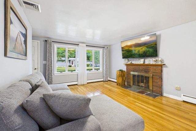 25 Oakview Cir, Medway, MA 02053