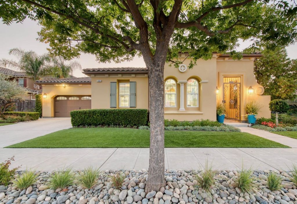 1984 N Pamela Avenue, Clovis, CA 93619