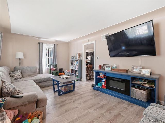27921 Larchmont Street, Saint Clair Shores, MI 48081