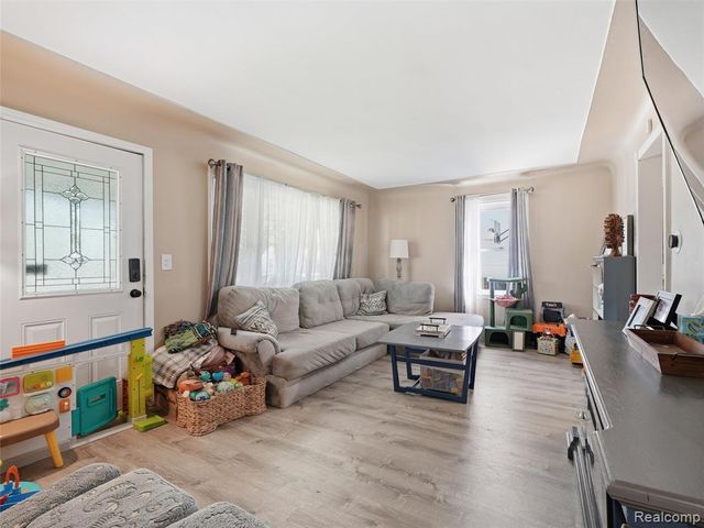 27921 Larchmont Street, Saint Clair Shores, MI 48081
