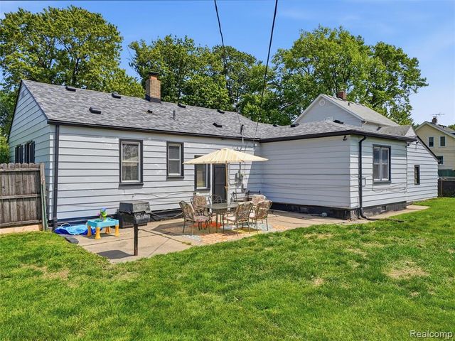 27921 Larchmont Street, Saint Clair Shores, MI 48081