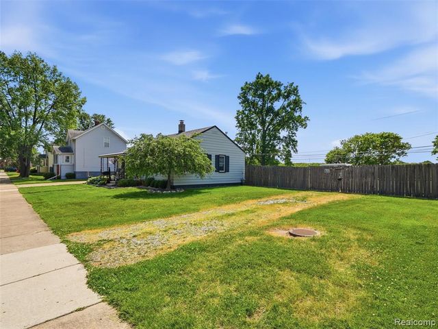 27921 Larchmont Street, Saint Clair Shores, MI 48081