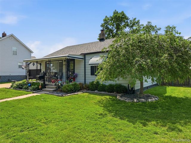 27921 Larchmont Street, Saint Clair Shores, MI 48081