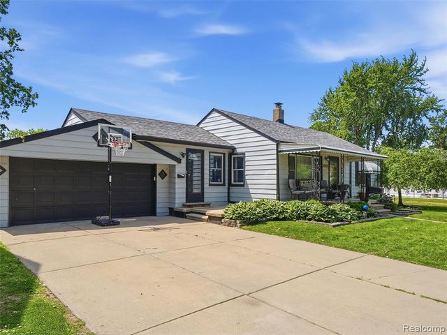 27921 Larchmont Street, Saint Clair Shores, MI 48081
