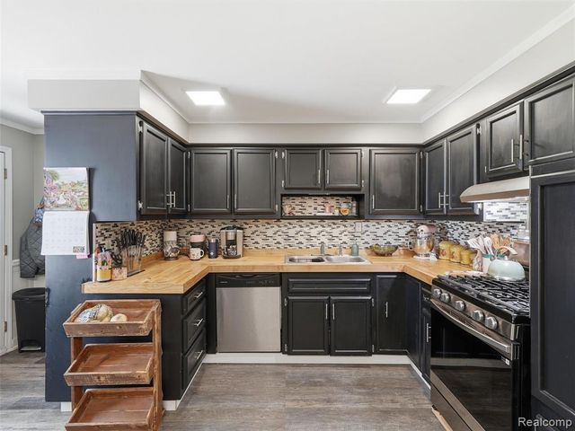 27921 Larchmont Street, Saint Clair Shores, MI 48081