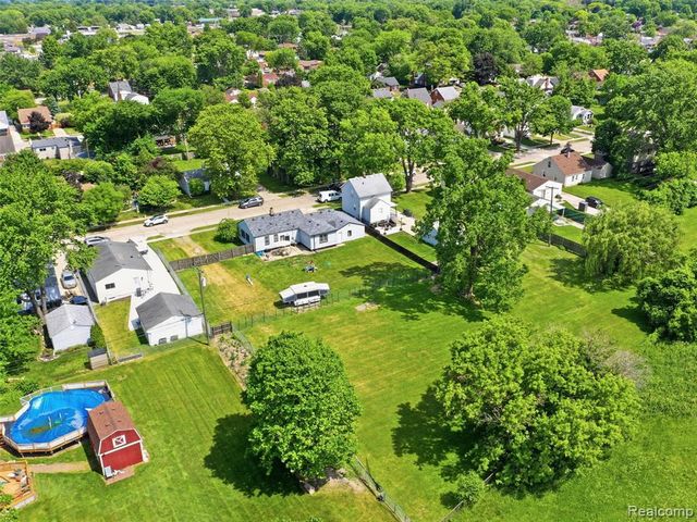 27921 Larchmont Street, Saint Clair Shores, MI 48081