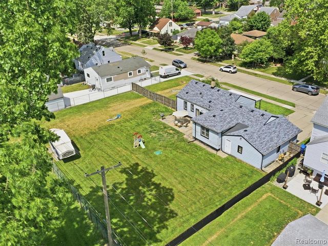 27921 Larchmont Street, Saint Clair Shores, MI 48081