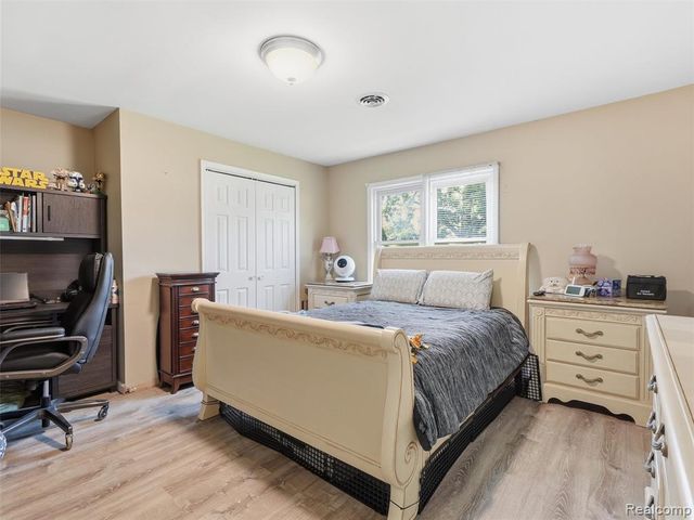 27921 Larchmont Street, Saint Clair Shores, MI 48081