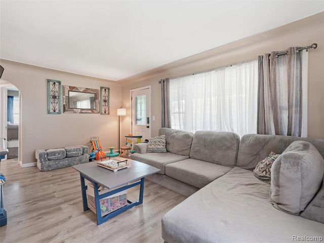 27921 Larchmont Street, Saint Clair Shores, MI 48081