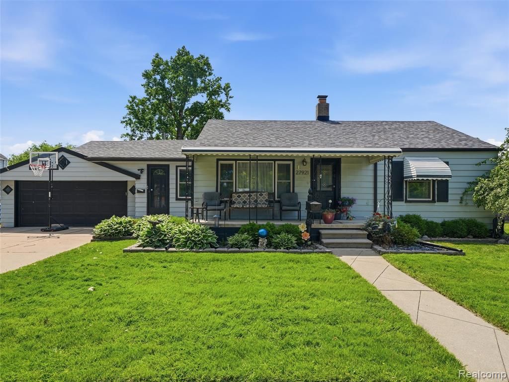 27921 Larchmont Street, Saint Clair Shores, MI 48081