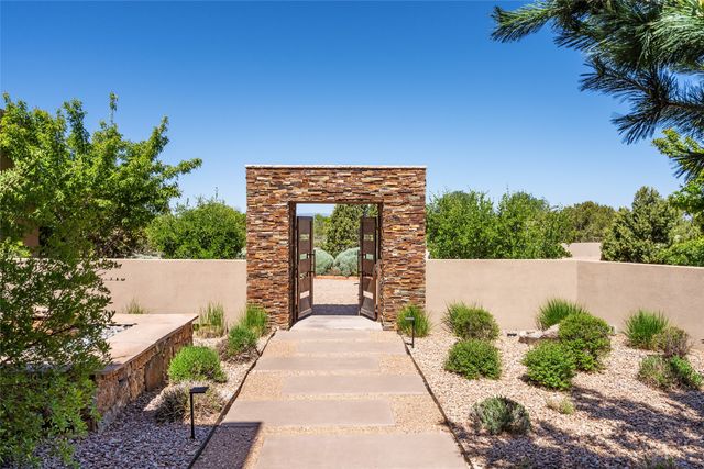 4 W Golden Eagle, Santa Fe, NM 87506