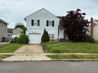 27 Elizabeth Drive, Bethpage, NY 11714
